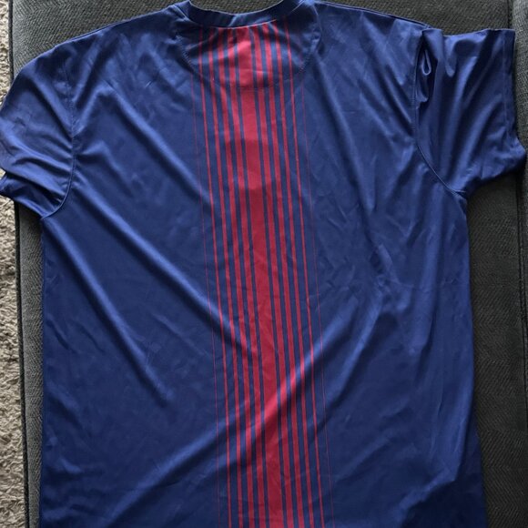 FC Barcelona - Official Merch: Active Jersey with Rubber-LIke Crest (Size XL) - Picture 2 of 5